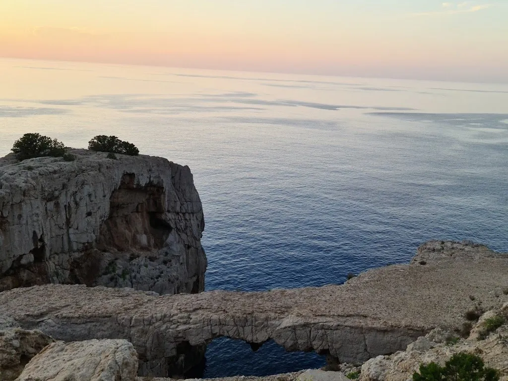 De stenen brug van Cala d’Albarca, secret spot op Ibiza