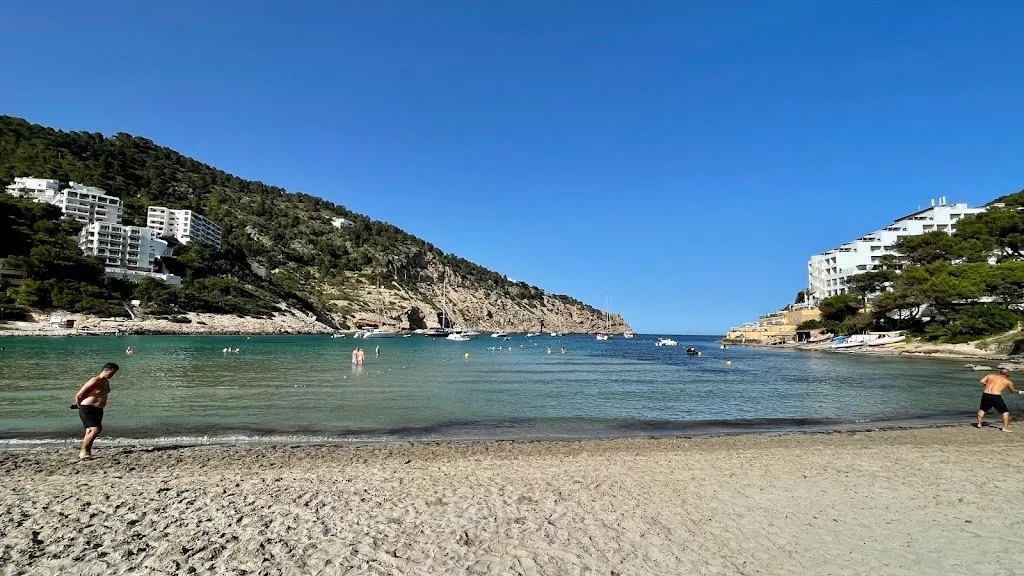 Cala Llonga, strand op Ibiza