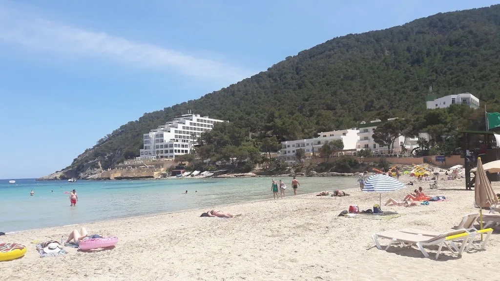 Cala Llonga, strand op Ibiza
