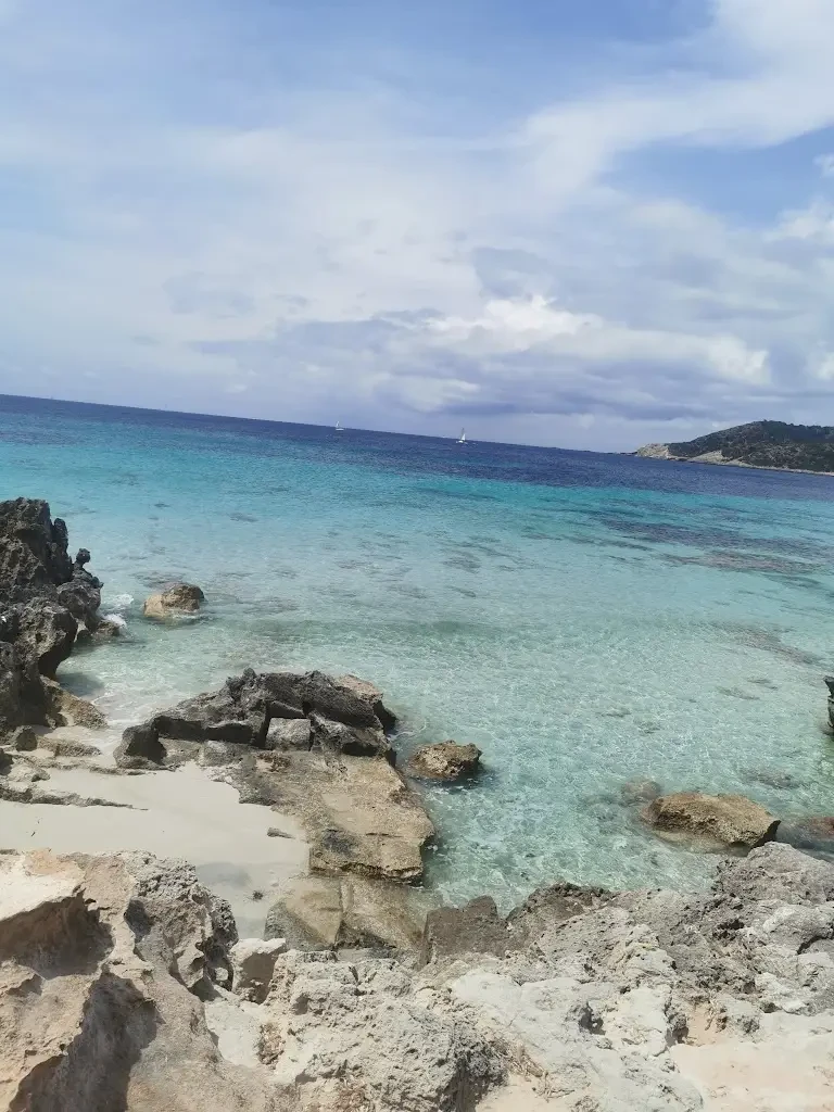 Cala Pluma, strand op Ibiza