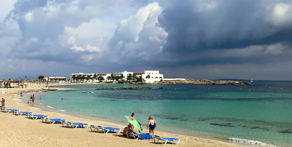 Es Pujols, strand op Formentera