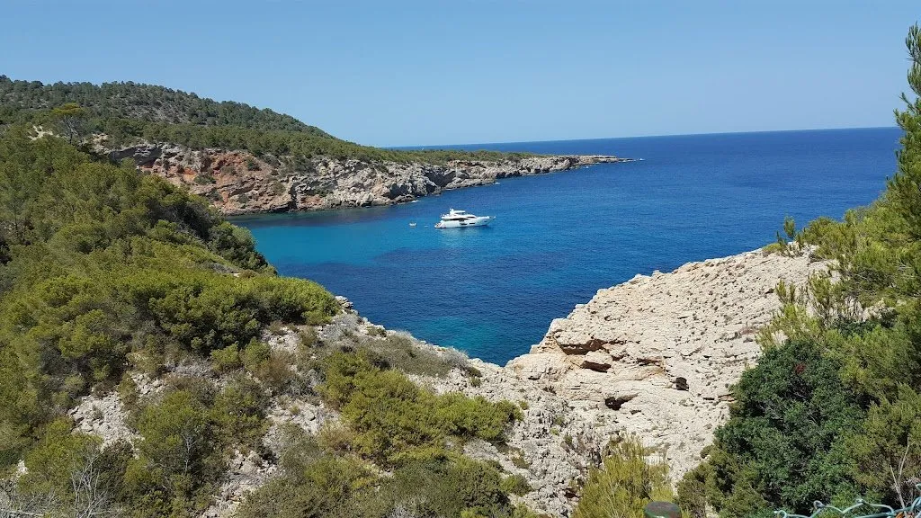 Grot van Punta des Forn, secret spot op Ibiza