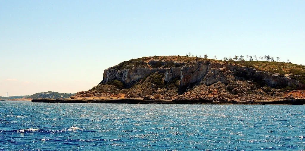 Grotten van Punta de Xarracó, secret spot op Ibiza