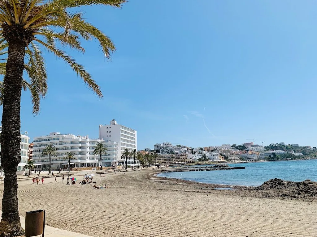 Platja de ses Figueretes, strand op Ibiza