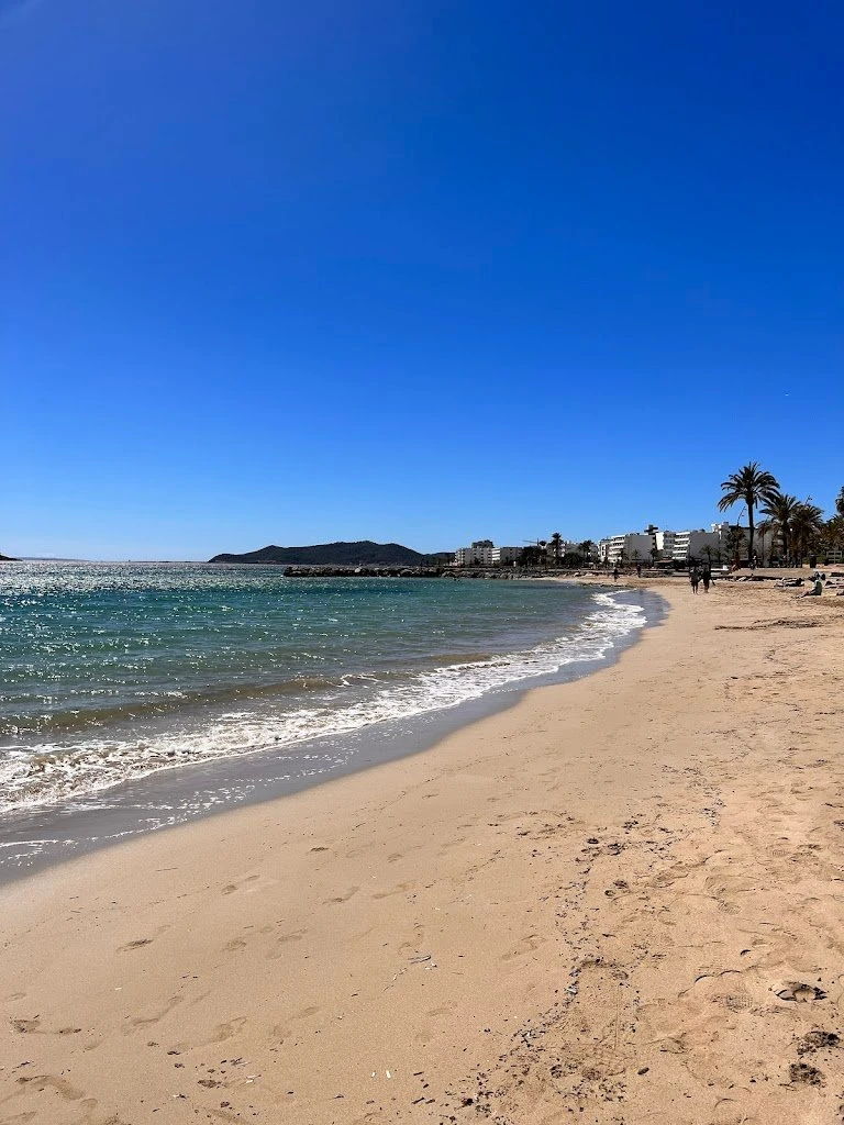 Platja de ses Figueretes, strand op Ibiza