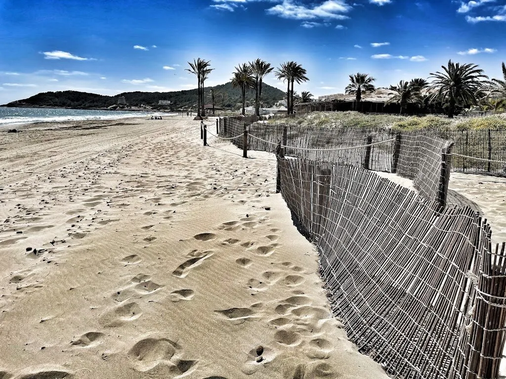 Platja d’en Bossa (Ibiza-stad), strand op Ibiza