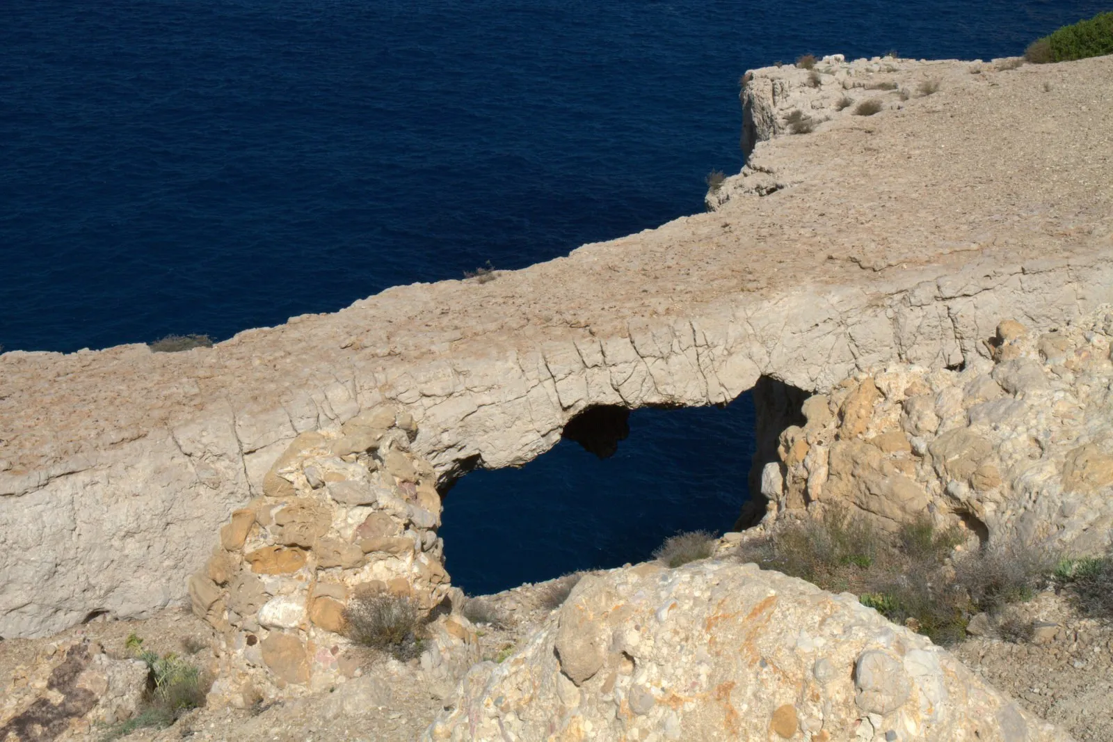 De stenen brug van Cala d’Albarca, secret spot op Ibiza