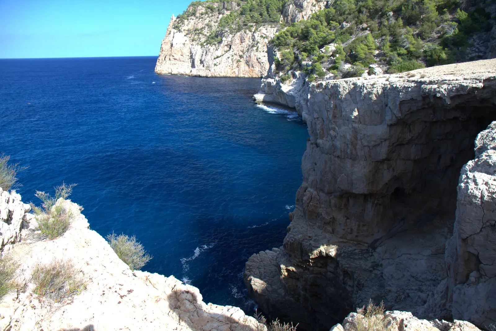 De stenen brug van Cala d’Albarca, secret spot op Ibiza