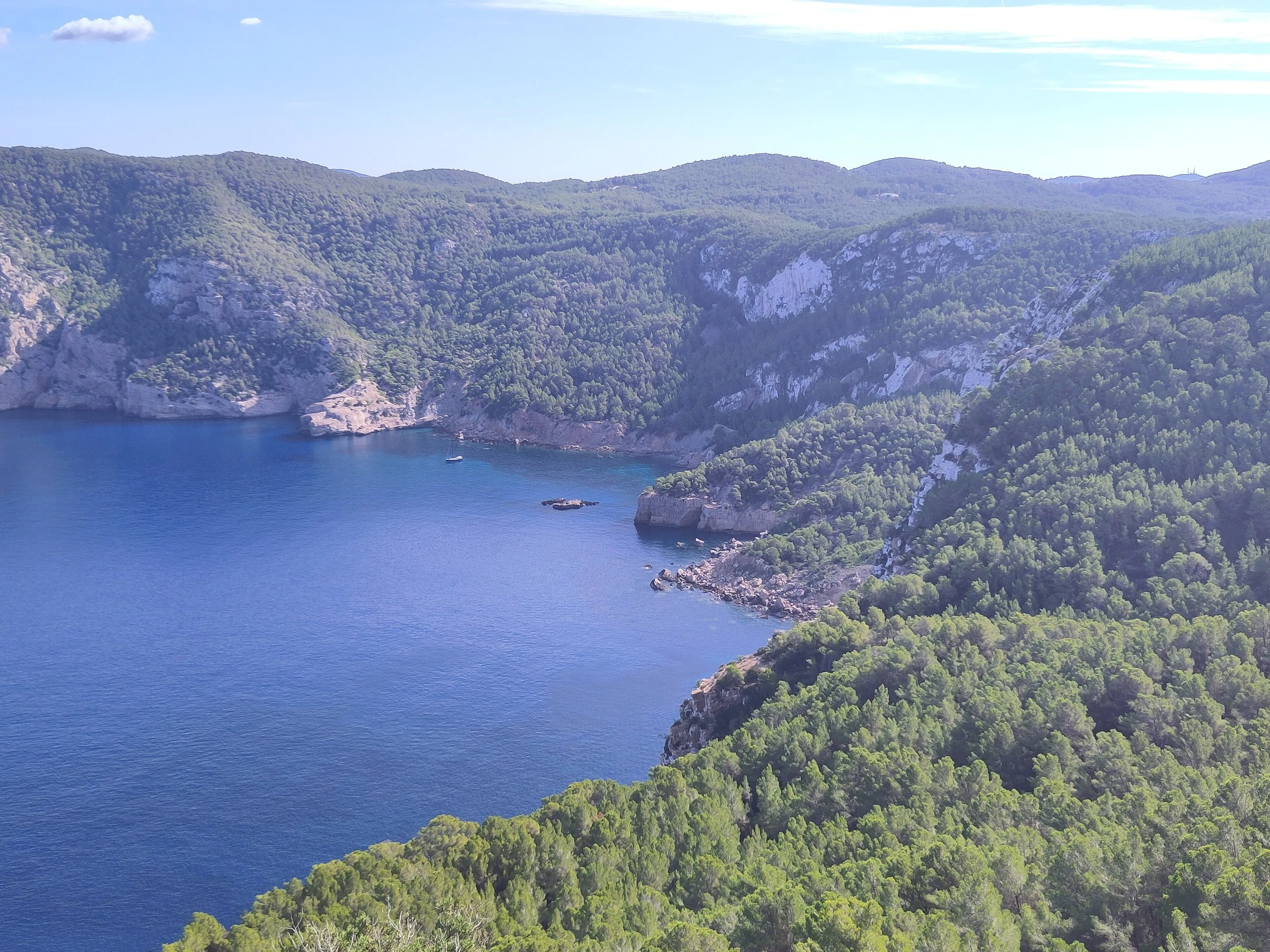 De stenen brug van Cala d’Albarca, secret spot op Ibiza